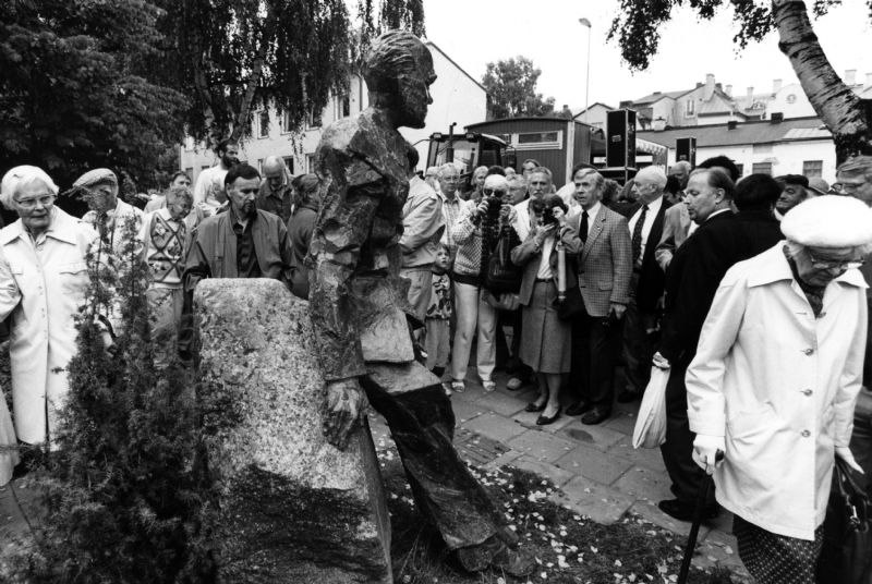 Invigningen av Fridegårdsstatyn den 12 september 1992 var en riktig folkfest.
Foto: Enköpings Posten 
